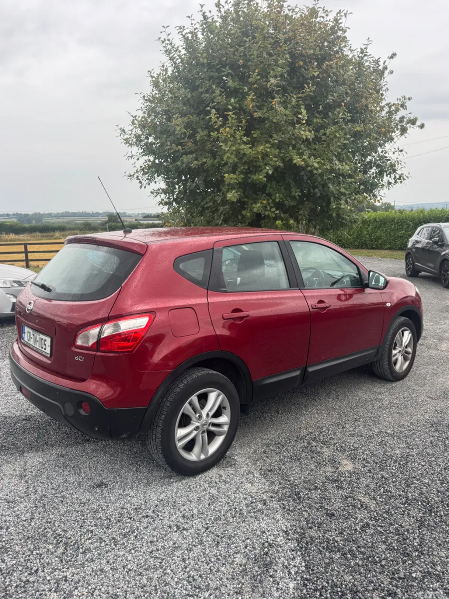 Nissan Qashqai Hatchback, Diesel, 2013, Red
