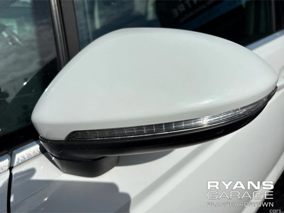 Volkswagen Touran MPV, Petrol, 2018, White