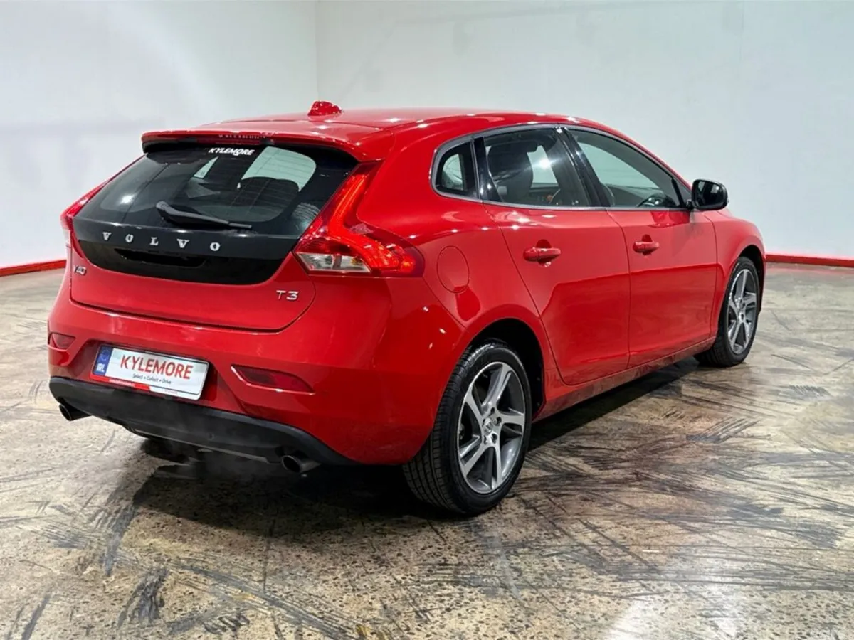 Volvo V40 Hatchback, Petrol, 2019, Red