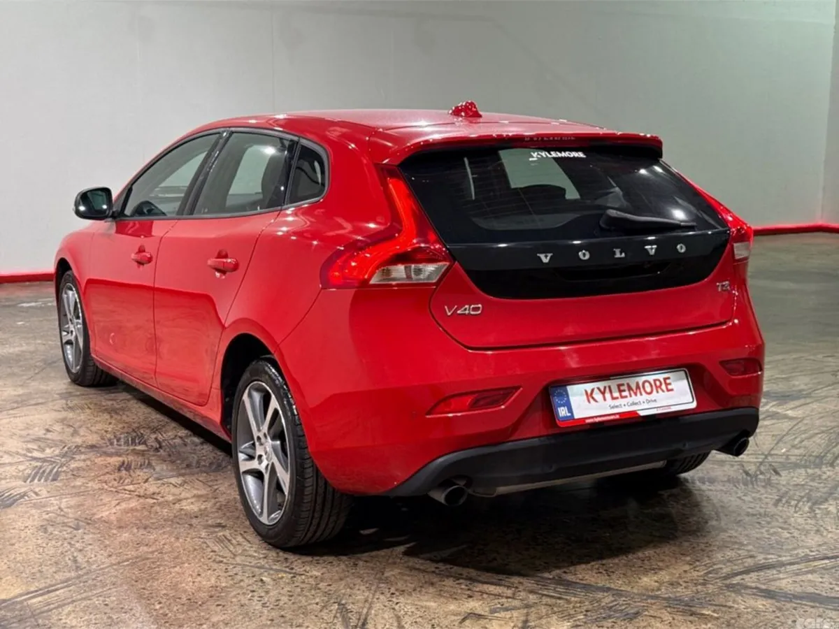 Volvo V40 Hatchback, Petrol, 2019, Red
