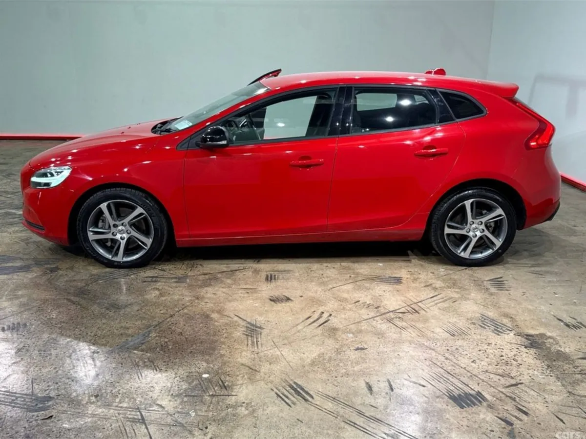 Volvo V40 Hatchback, Petrol, 2019, Red