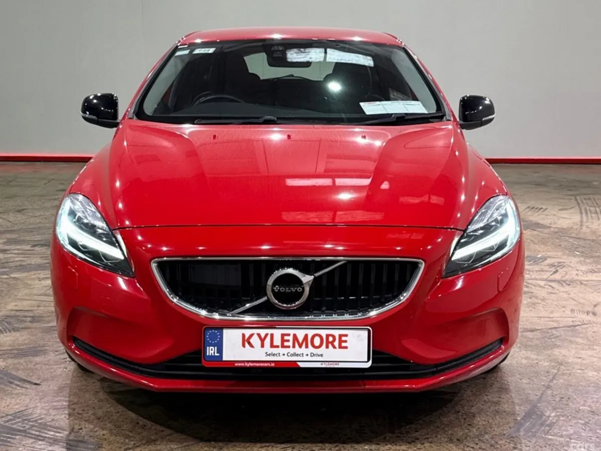 Volvo V40 Hatchback, Petrol, 2019, Red