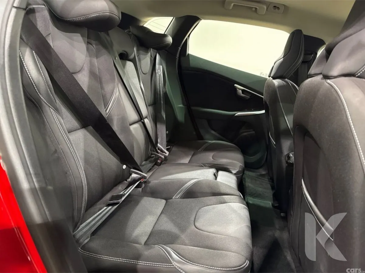 Volvo V40 Hatchback, Petrol, 2019, Red