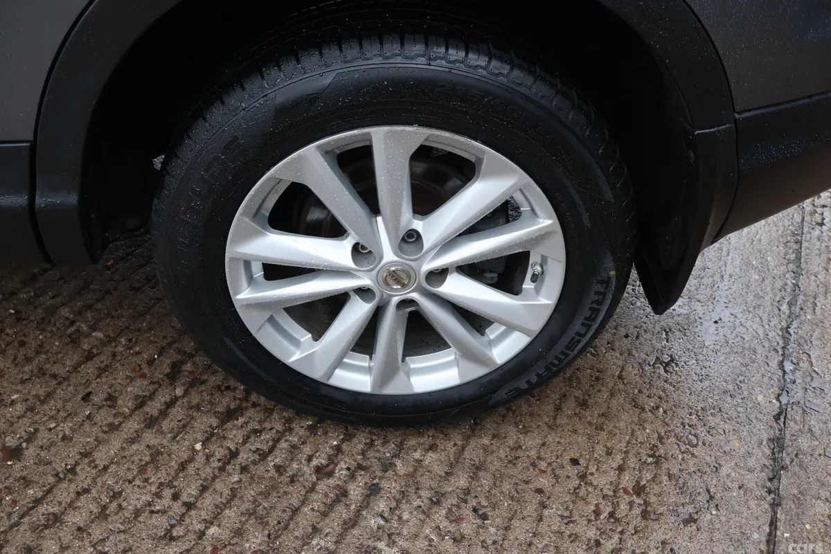 Nissan Qashqai Hatchback, Diesel, 2016, Grey