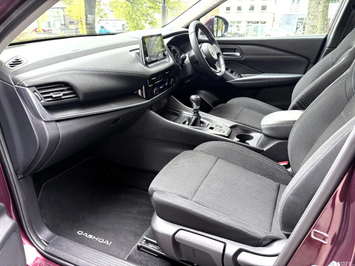 Nissan Qashqai MPV, Petrol, 2023, Red