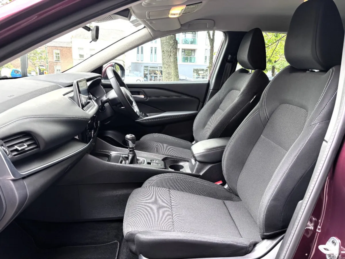 Nissan Qashqai MPV, Petrol, 2023, Red