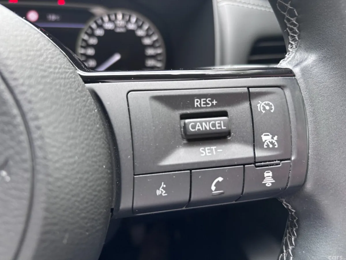 Nissan Qashqai MPV, Petrol, 2023, Red