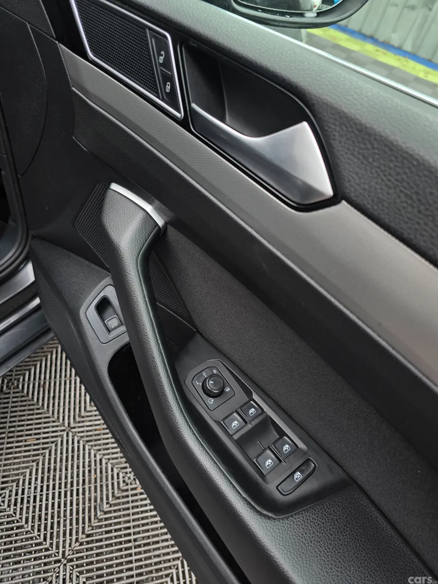 Volkswagen Passat Saloon, Diesel, 2018, Grey