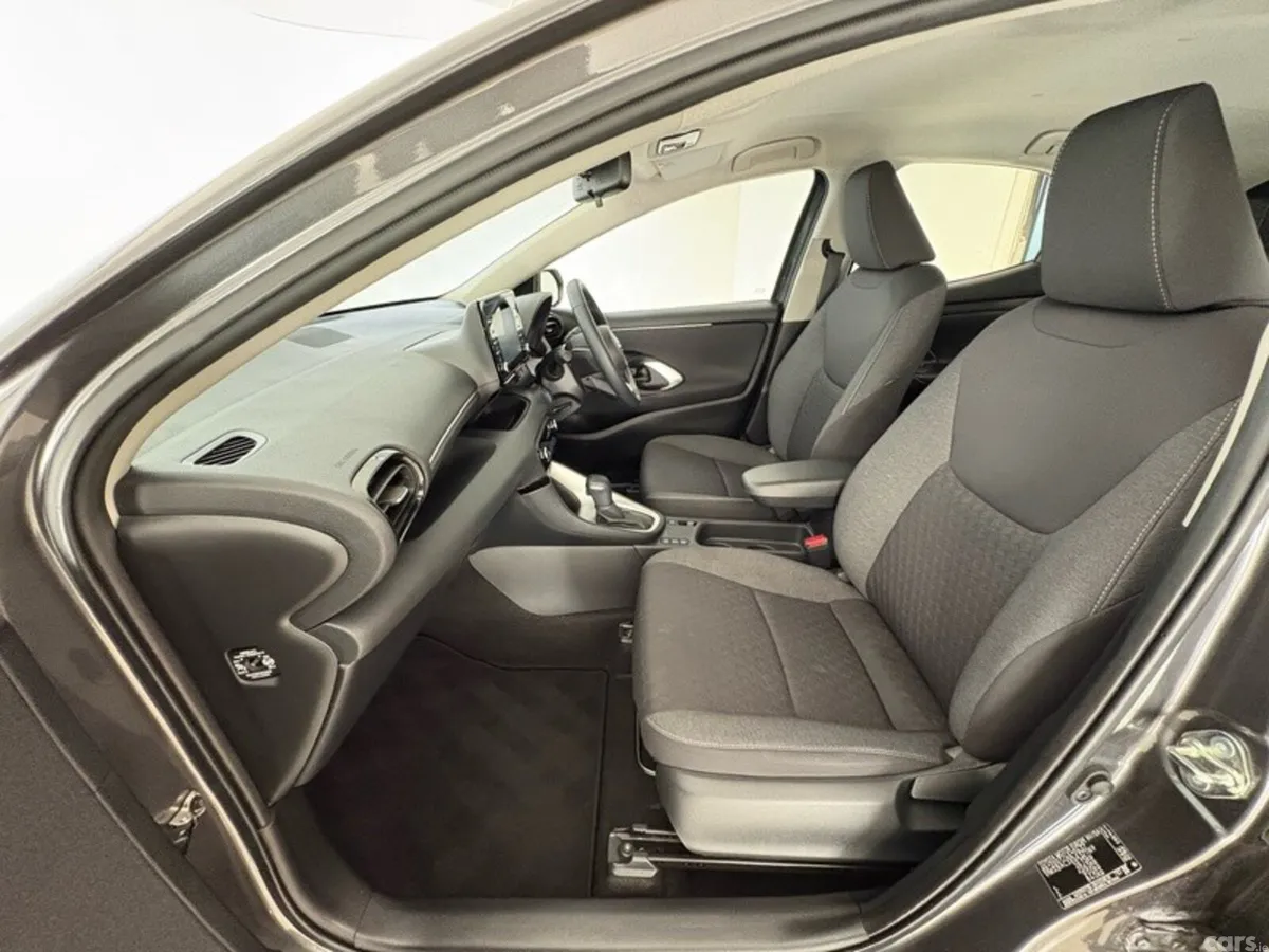 Toyota Yaris Hatchback, Petrol Hybrid, 2023, Grey