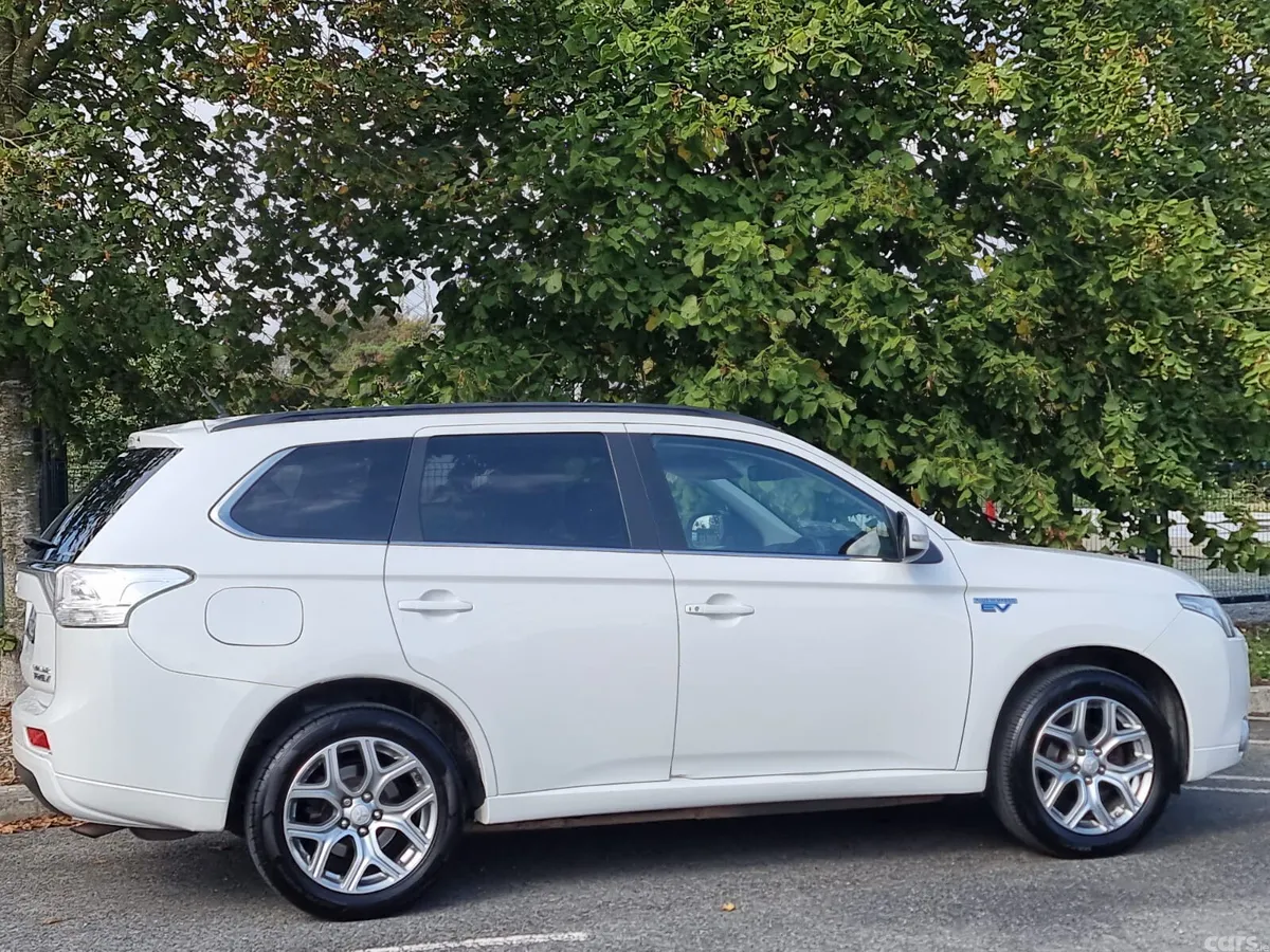 Mitsubishi Outlander SUV, Petrol Plug-in Hybrid, 2015, White