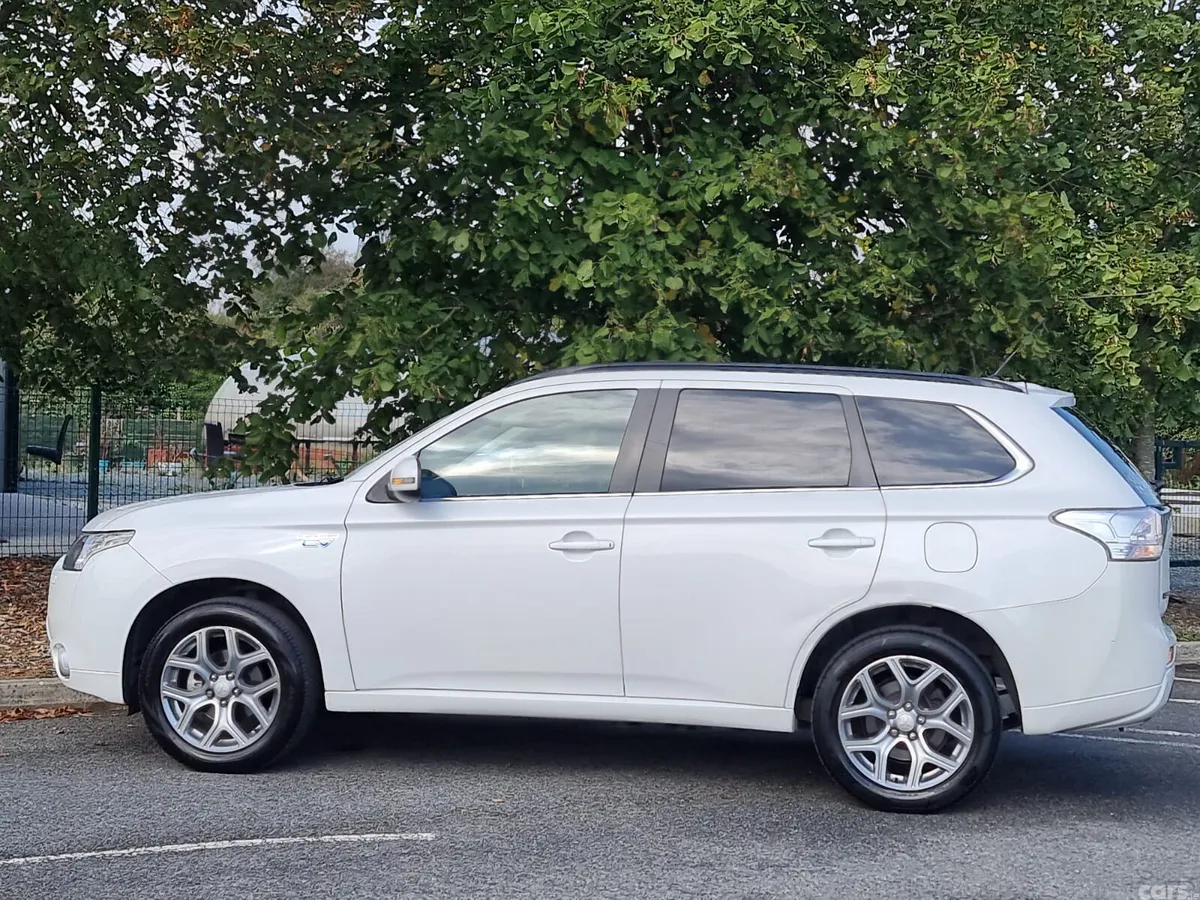 Mitsubishi Outlander SUV, Petrol Plug-in Hybrid, 2015, White