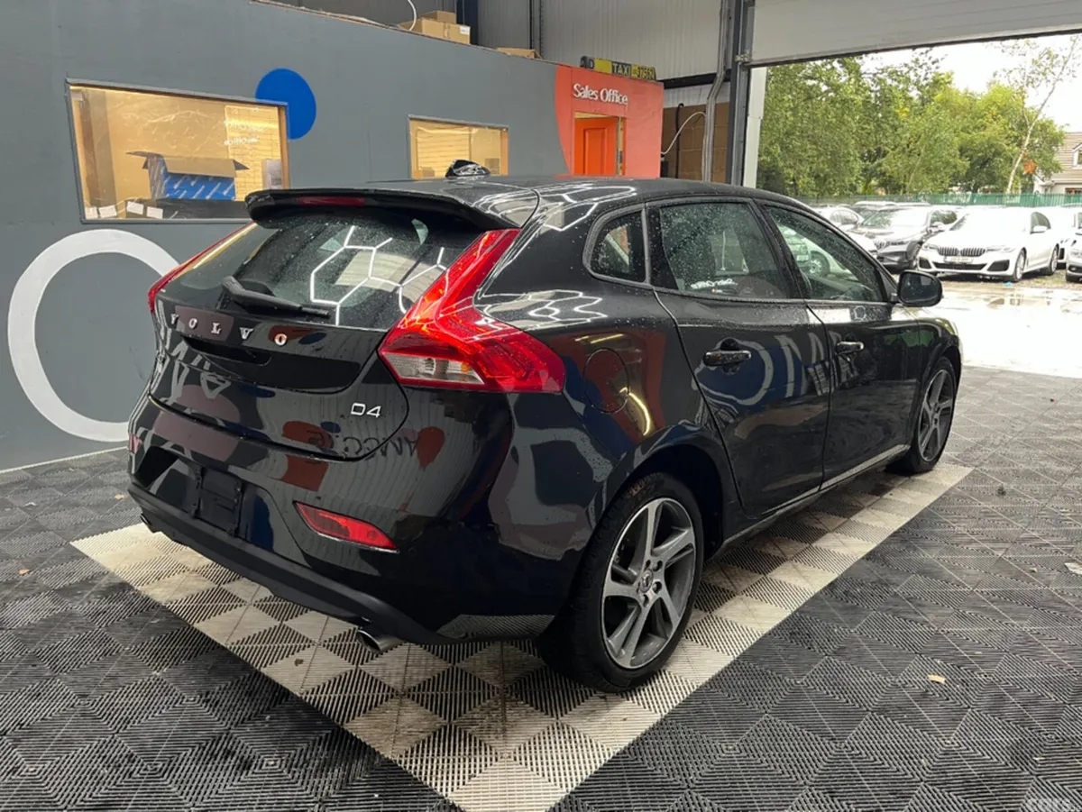Volvo V40 Estate, Diesel, 2018, Black