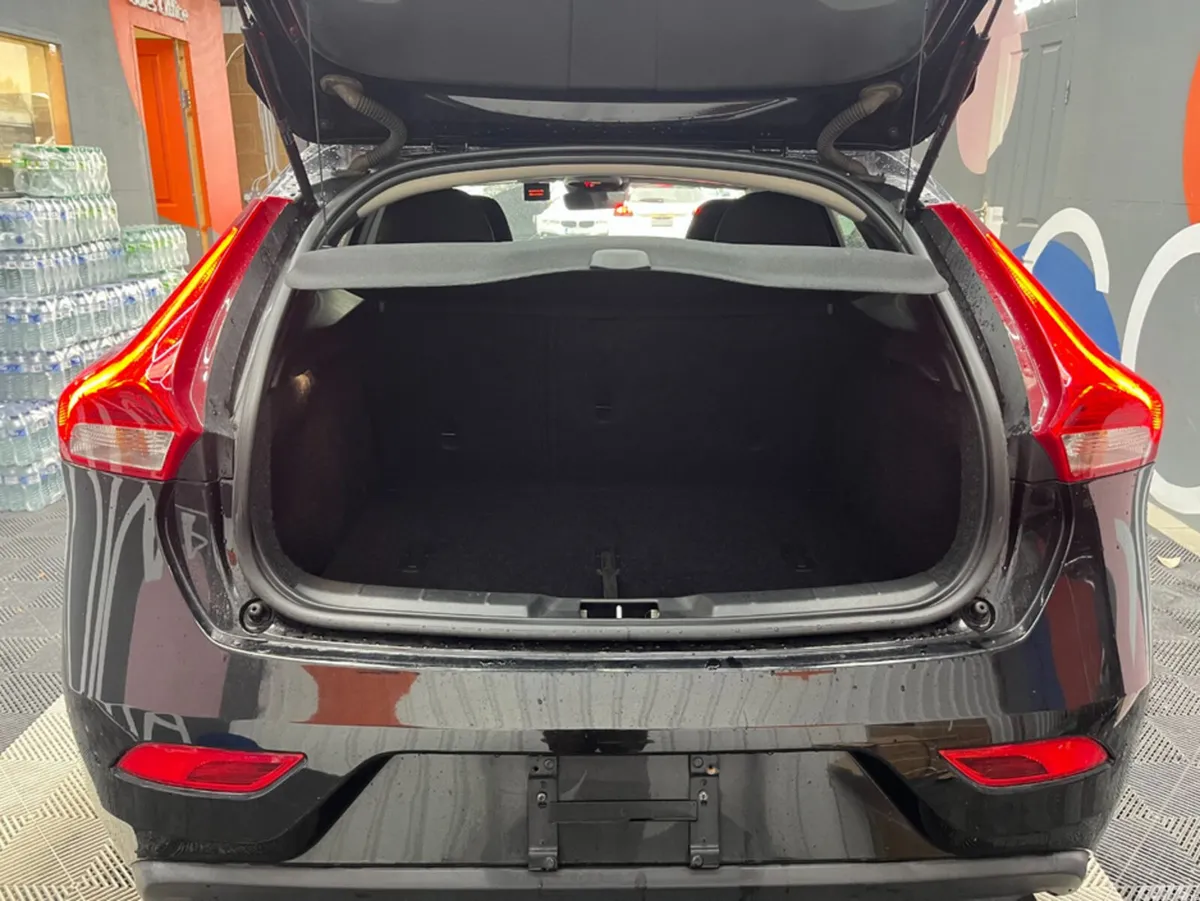 Volvo V40 Estate, Diesel, 2018, Black