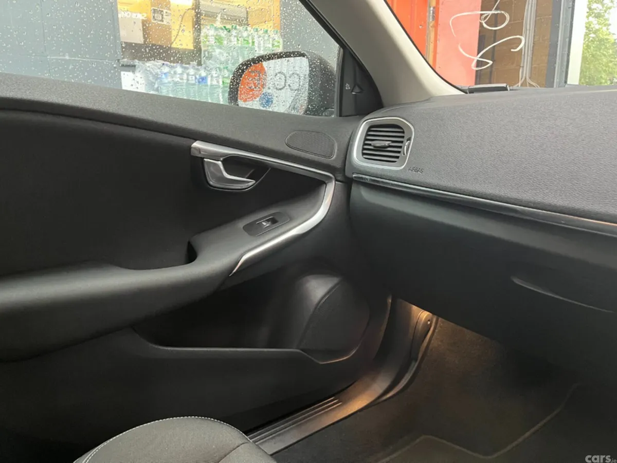 Volvo V40 Estate, Diesel, 2018, Black