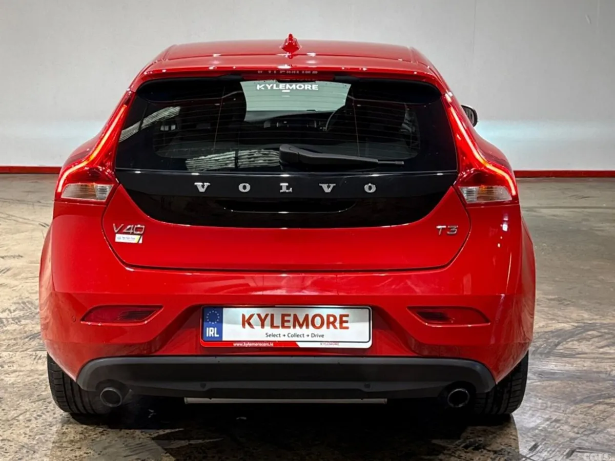Volvo V40 Hatchback, Petrol, 2019, Red