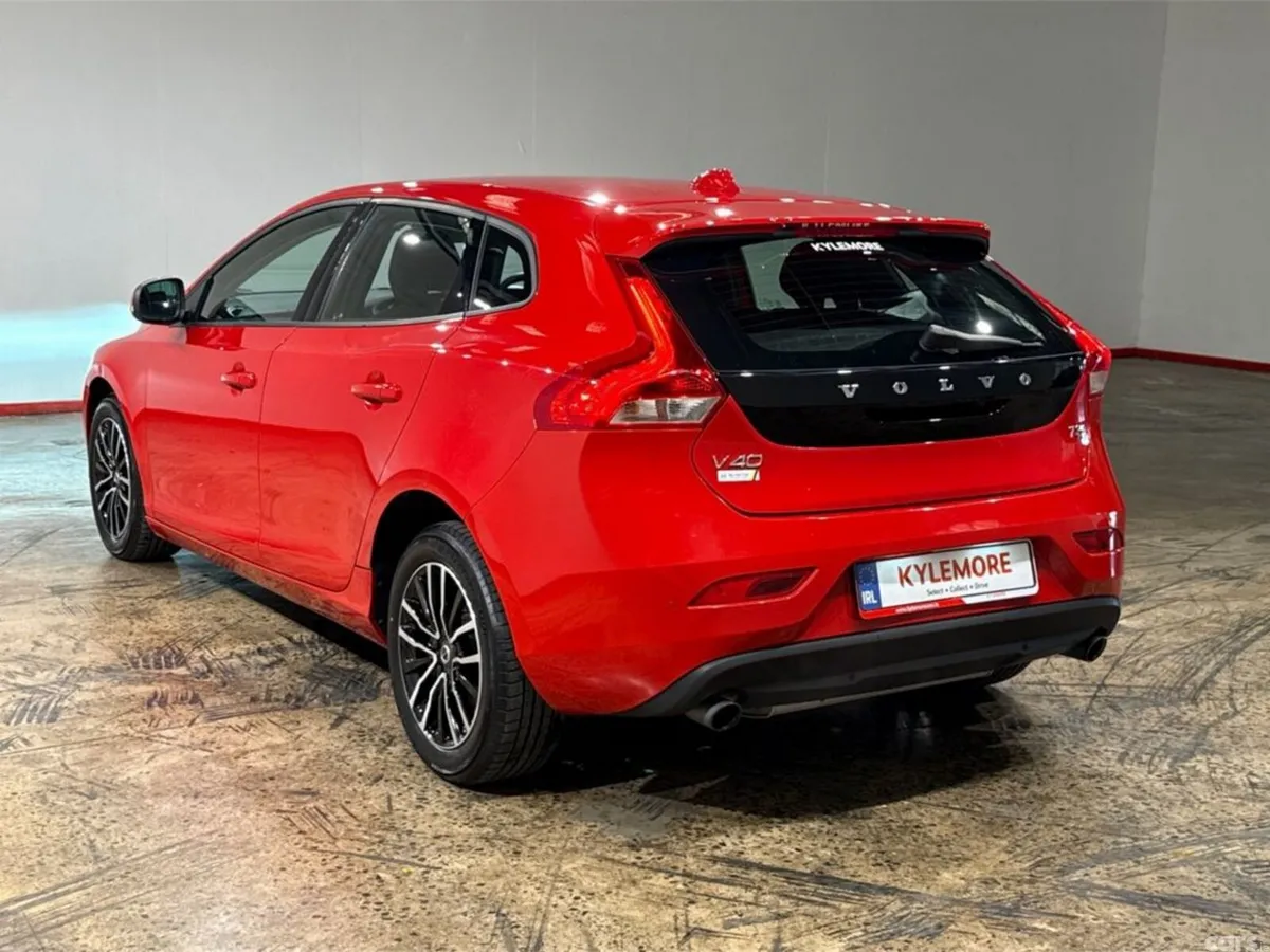 Volvo V40 Hatchback, Petrol, 2019, Red