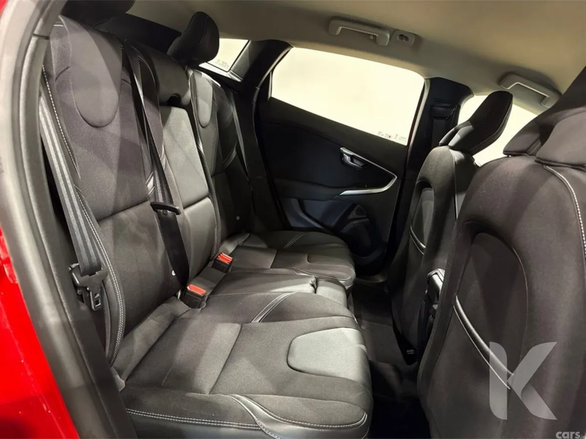 Volvo V40 Hatchback, Petrol, 2019, Red