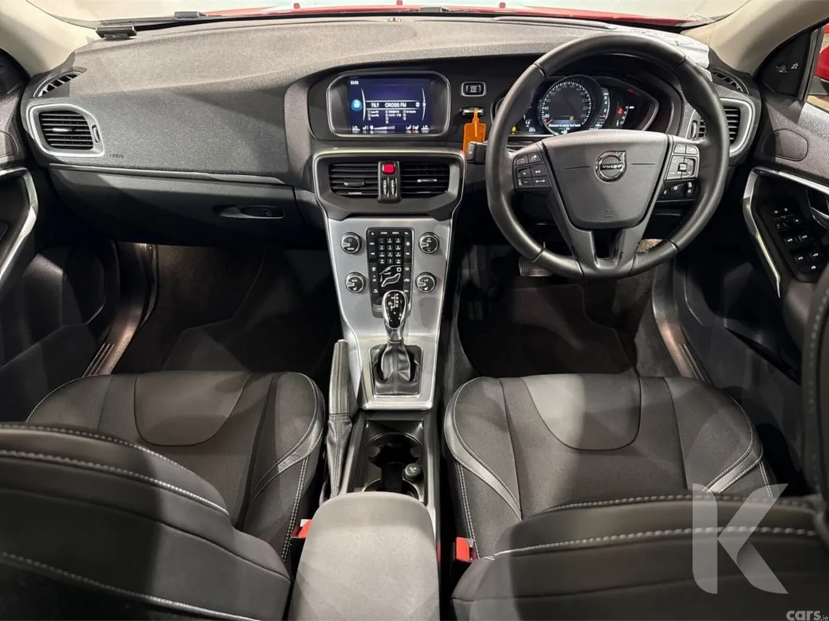 Volvo V40 Hatchback, Petrol, 2019, Red