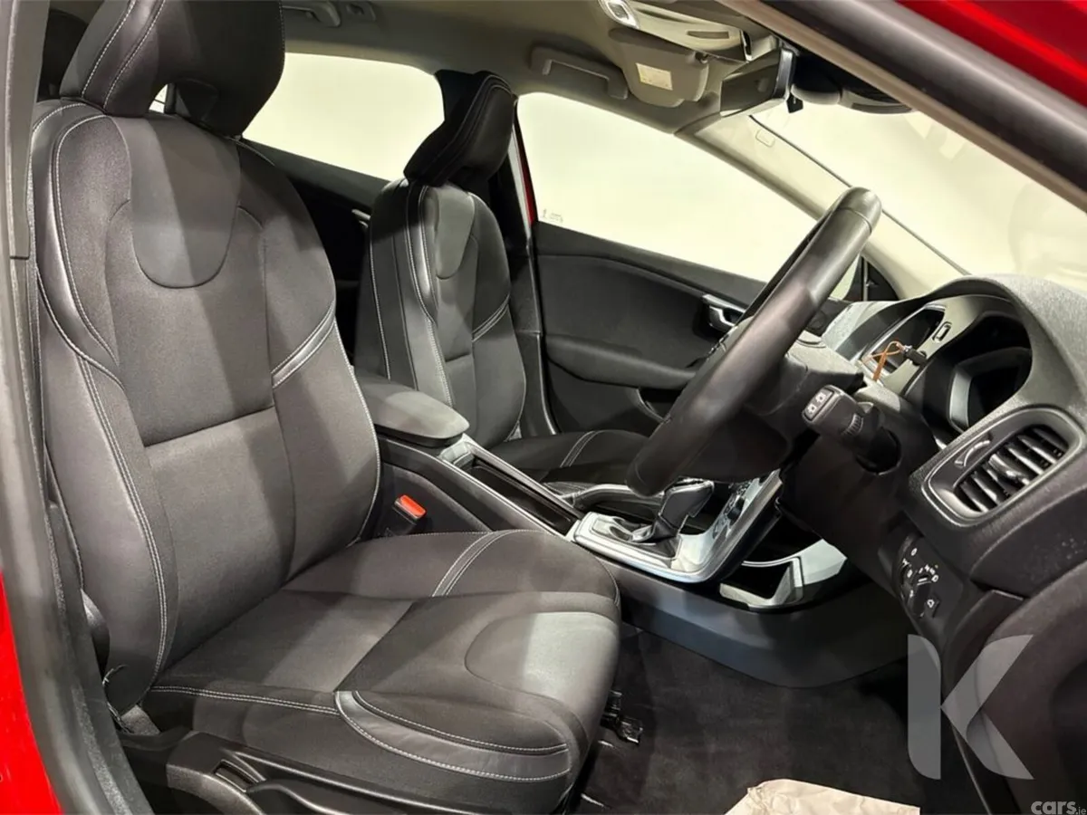 Volvo V40 Hatchback, Petrol, 2019, Red