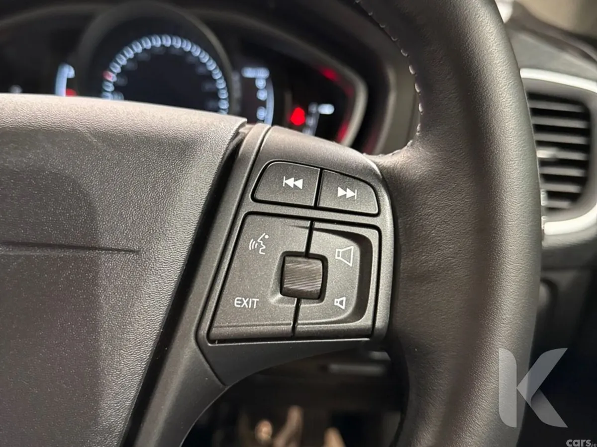 Volvo V40 Hatchback, Petrol, 2019, Red