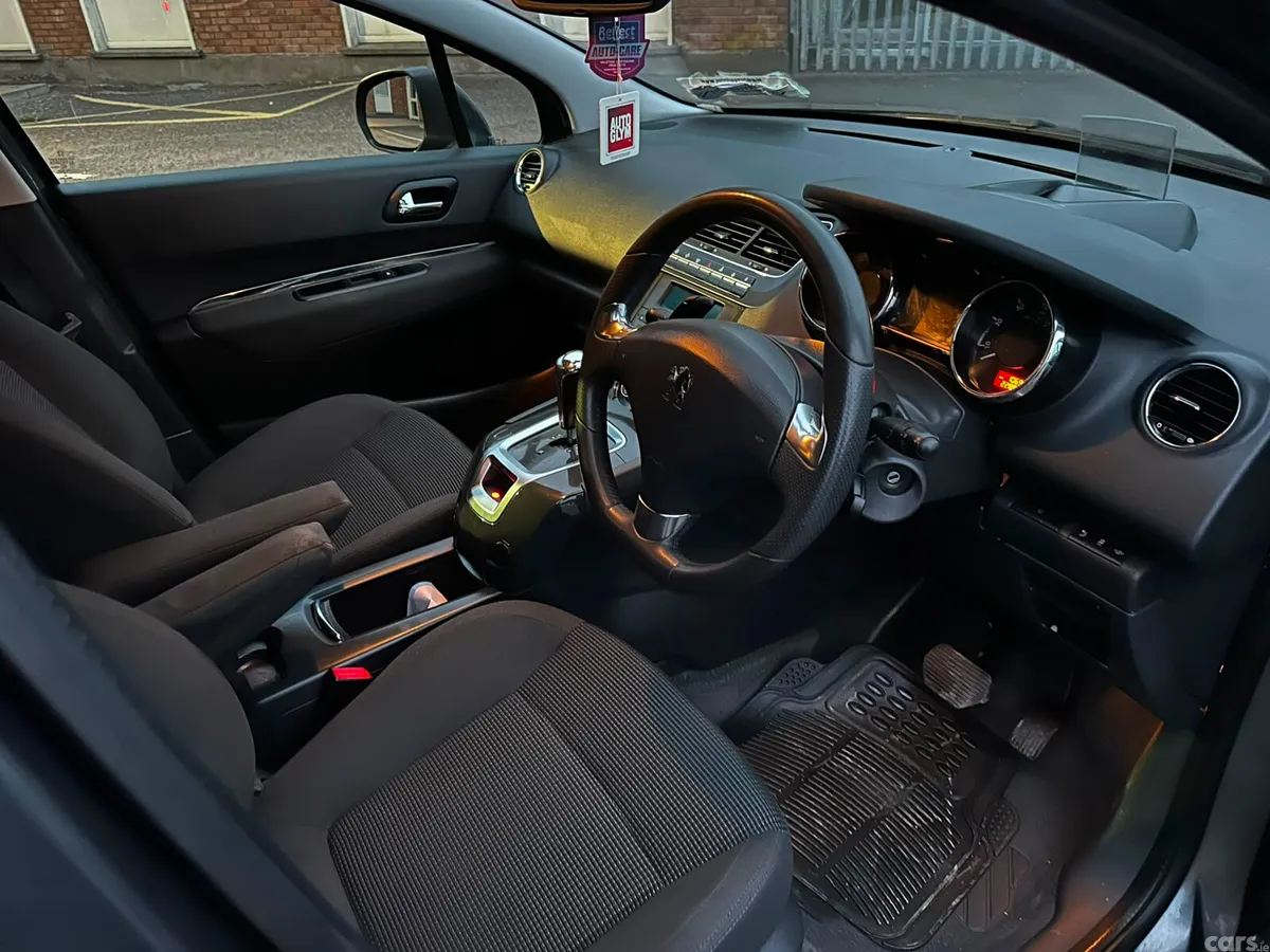 Peugeot 5008 MPV, Diesel, 2013, Grey