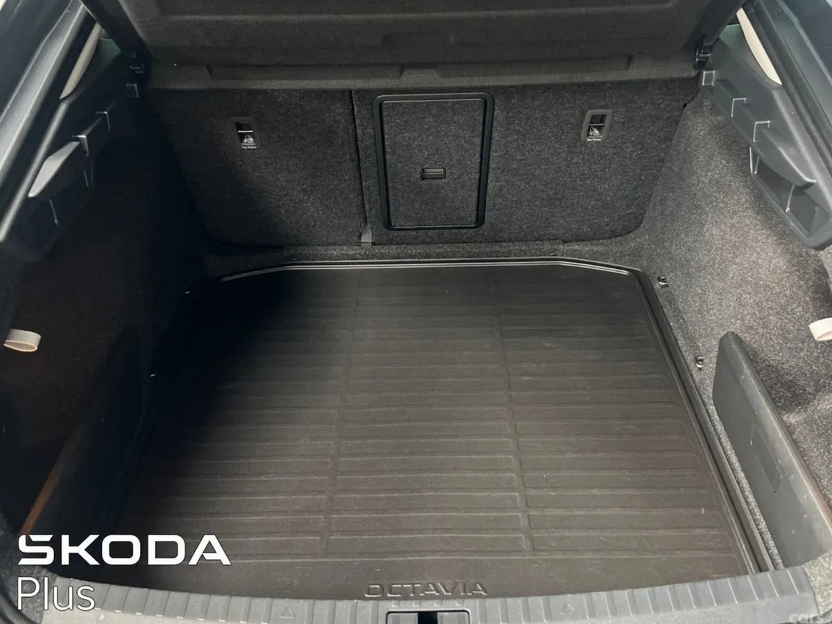 Skoda Octavia Saloon, Diesel, 2024, Grey