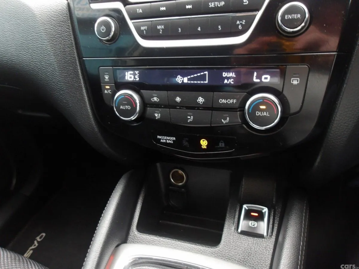 Nissan Qashqai Hatchback, Diesel, 2014, Grey