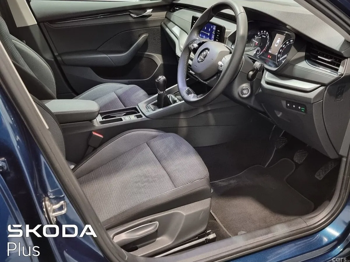 Skoda Octavia Saloon, Diesel, 2024, Blue