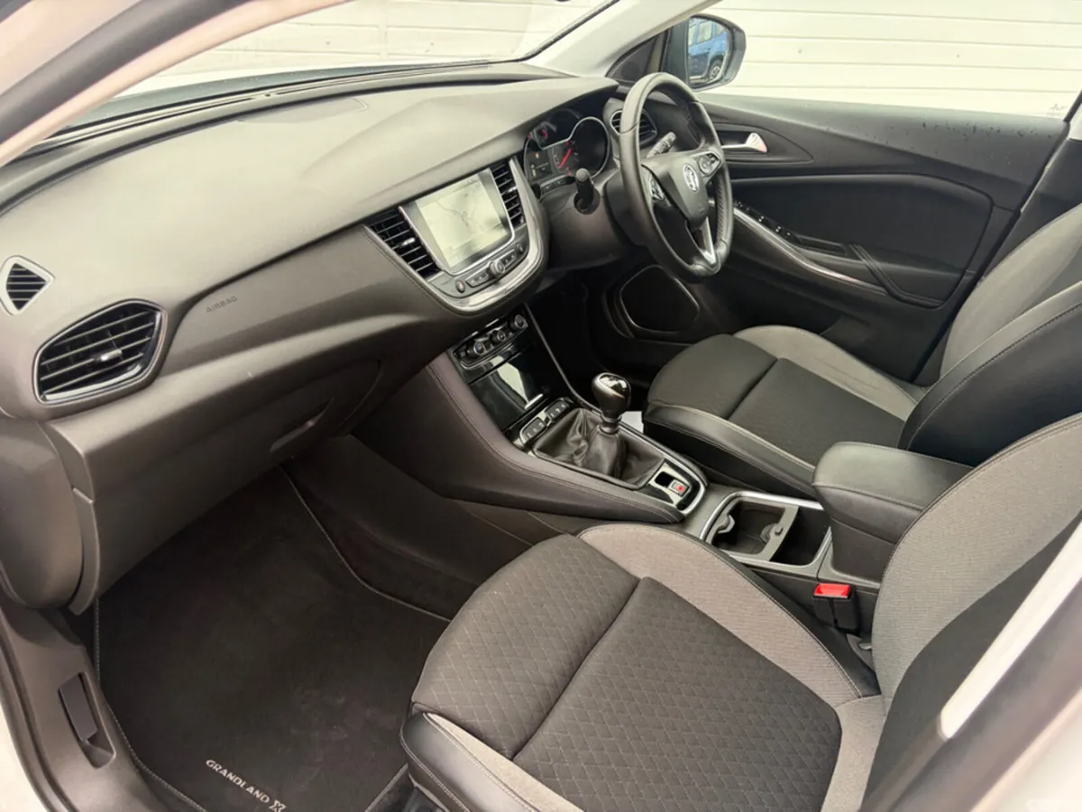 Vauxhall Grandland X Hatchback, Petrol, 2019, White