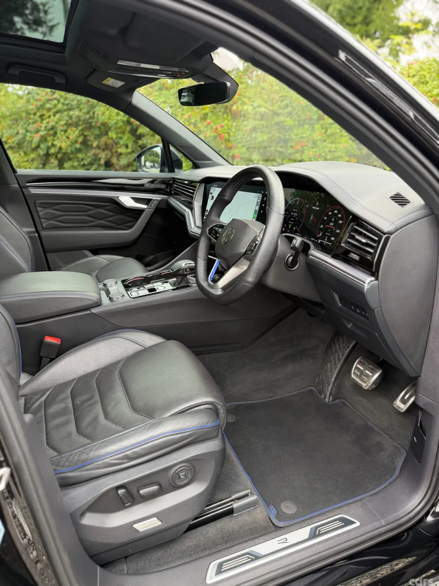 Volkswagen Touareg SUV, Petrol Plug-in Hybrid, 2024, Black
