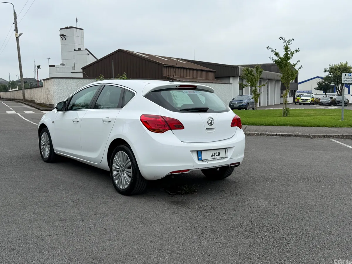 Vauxhall Astra Hatchback, Petrol, 2015, White