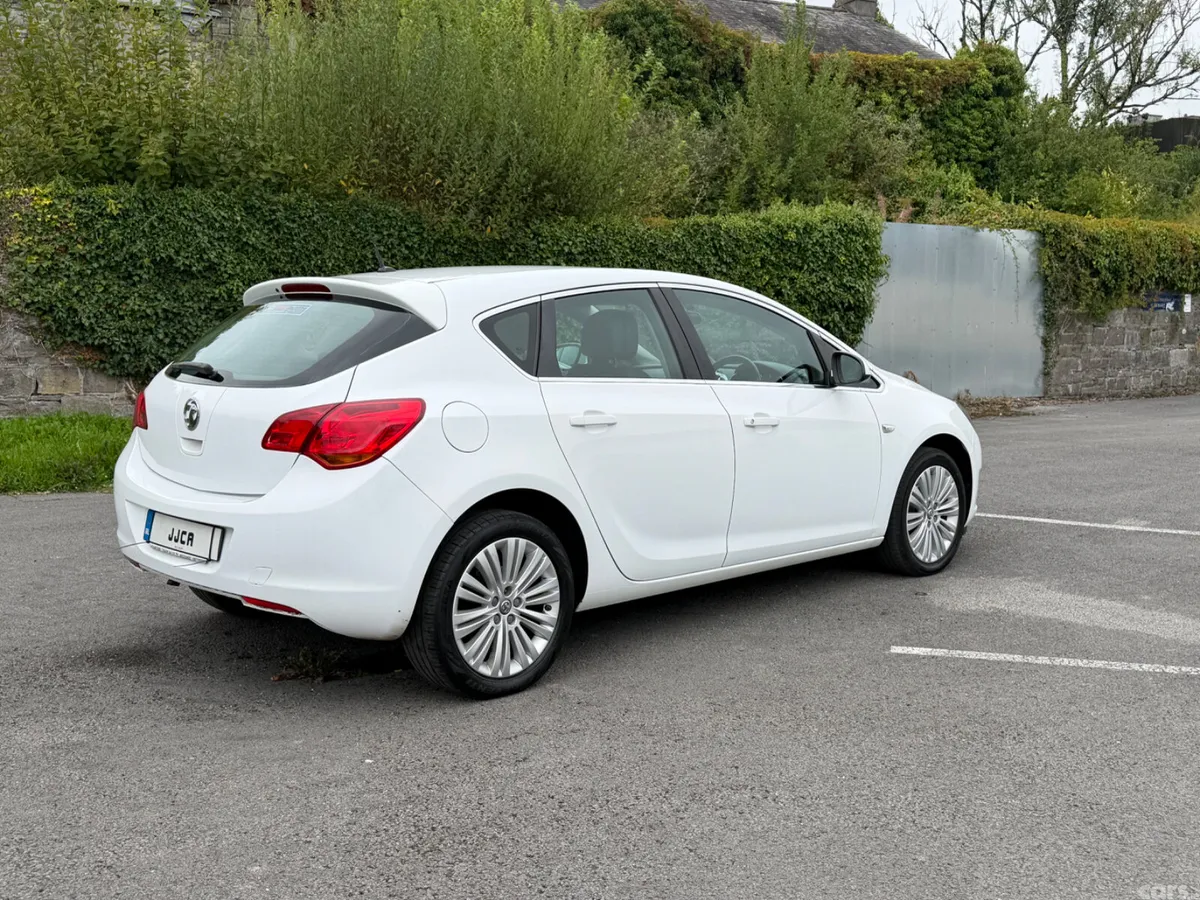 Vauxhall Astra Hatchback, Petrol, 2015, White