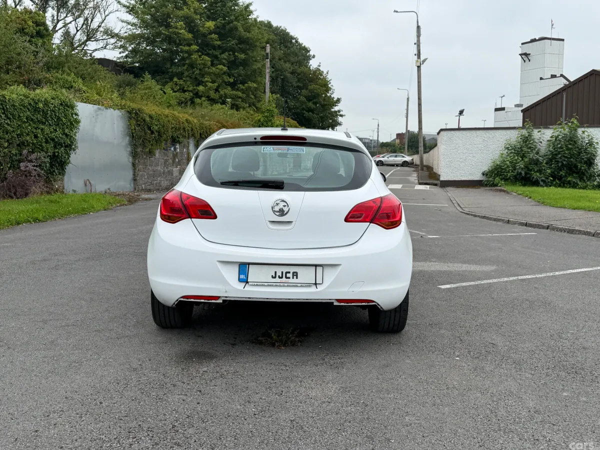 Vauxhall Astra Hatchback, Petrol, 2015, White