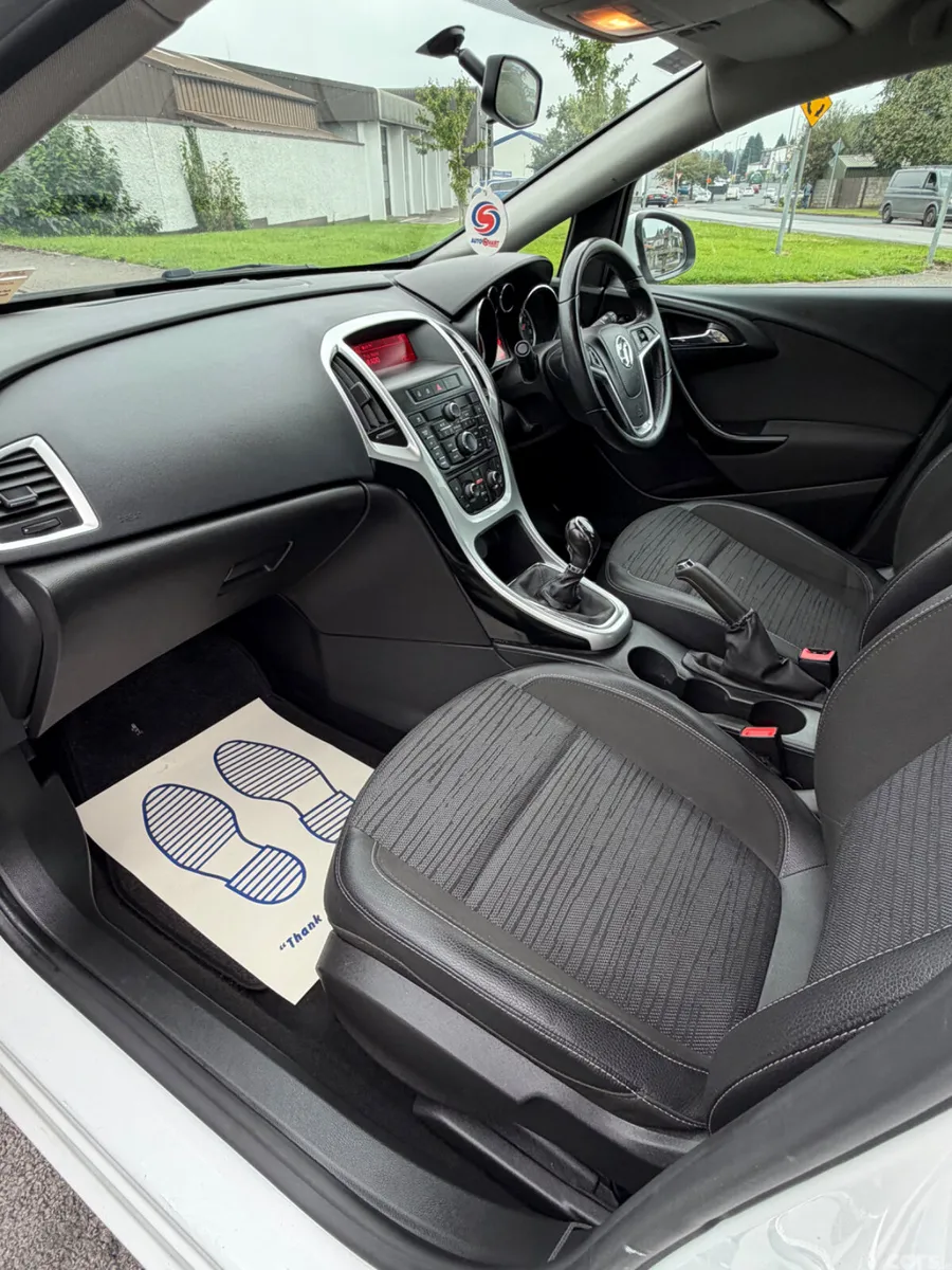 Vauxhall Astra Hatchback, Petrol, 2015, White