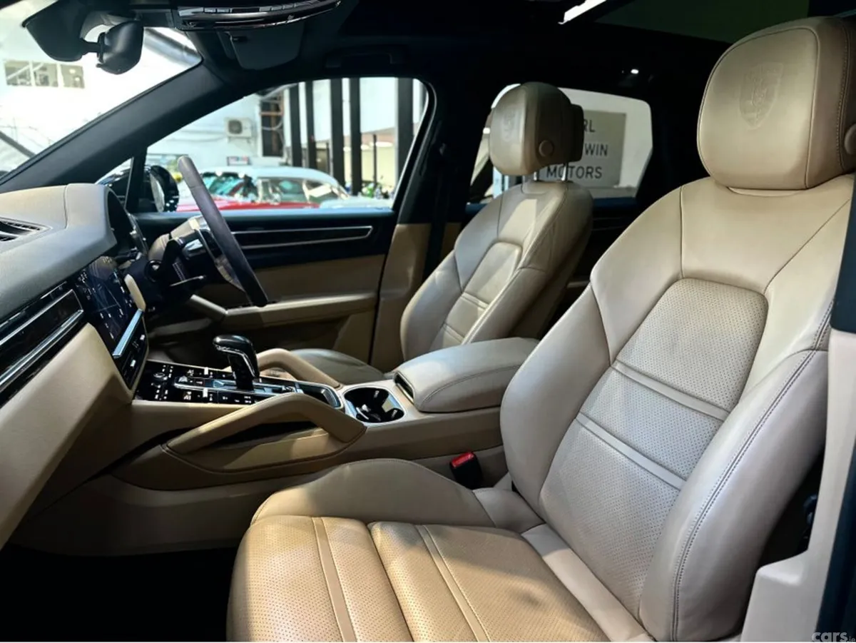 Porsche Cayenne SUV, Petrol Plug-in Hybrid, 2022, Blue