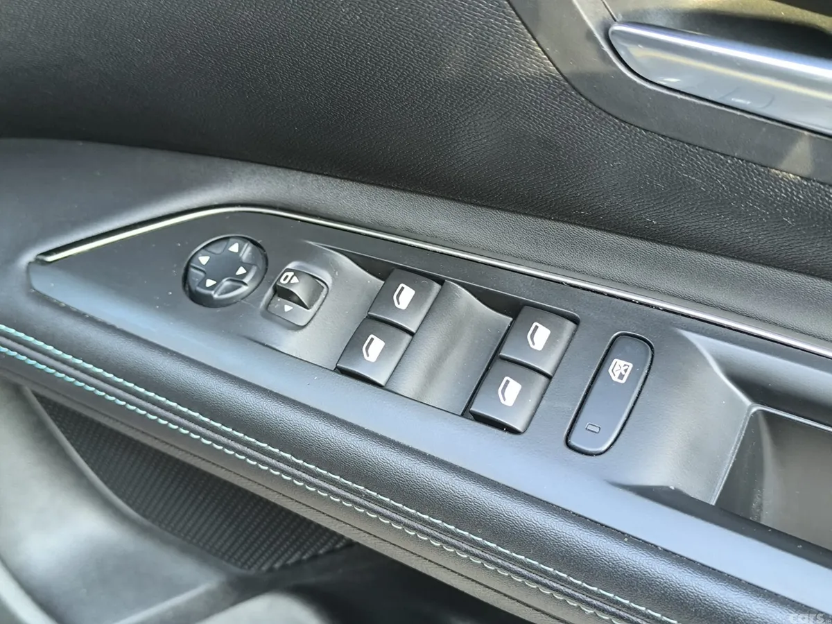 Peugeot 5008 MPV, Diesel, 2022, Black