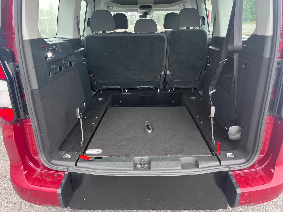 Ford Tourneo Connect MPV, Diesel, 2025, Red