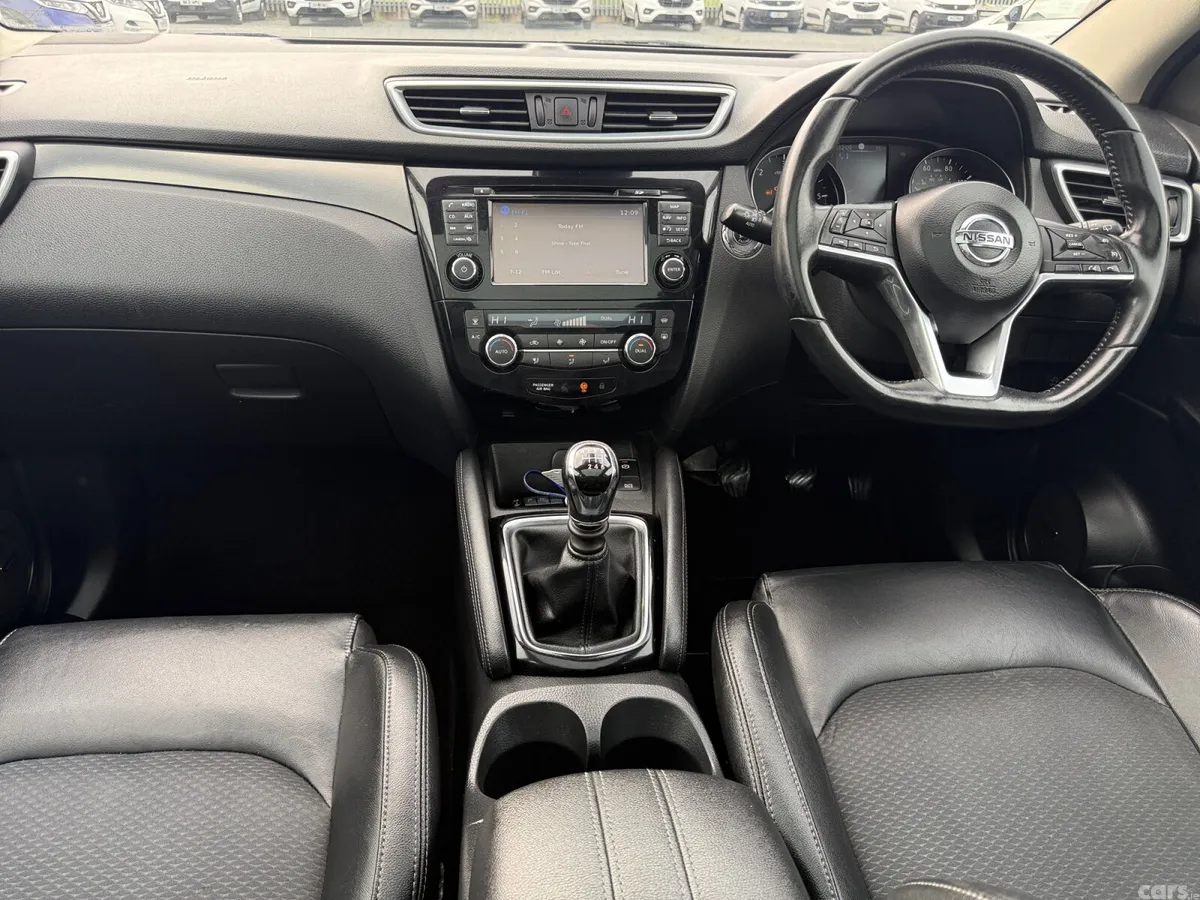 Nissan Qashqai SUV, Diesel, 2018, Red