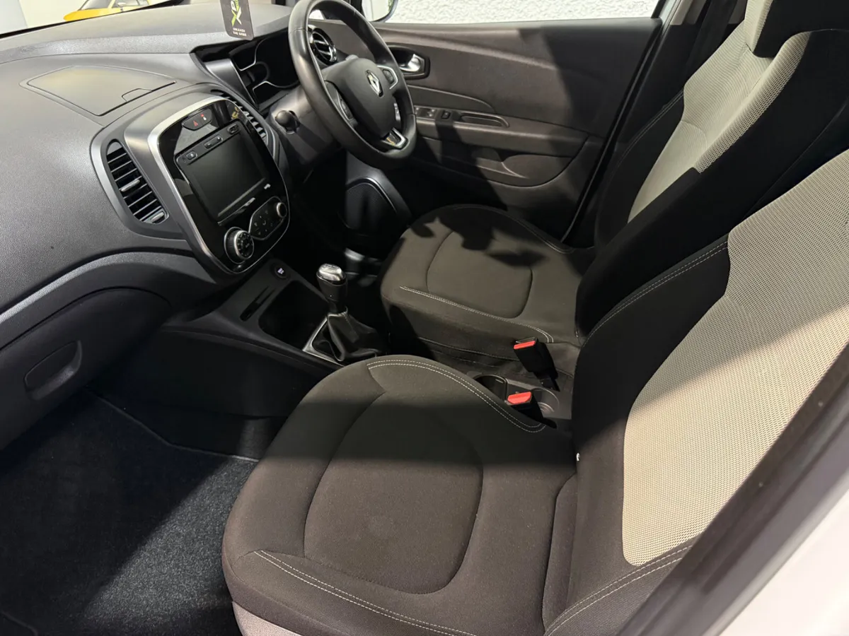 Renault Captur Hatchback, Petrol, 2021, White
