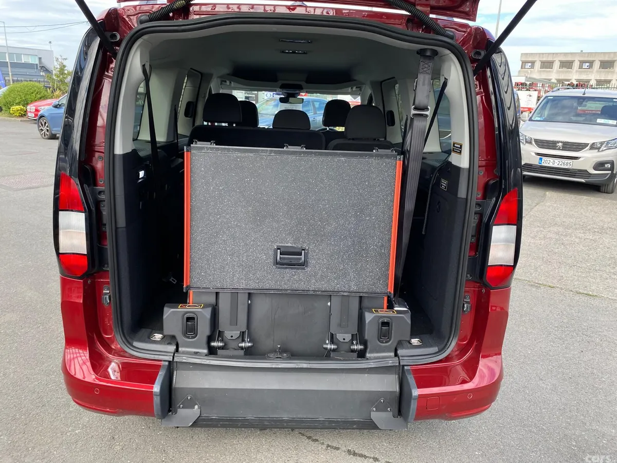 Ford Tourneo Connect MPV, Diesel, 2023, Red
