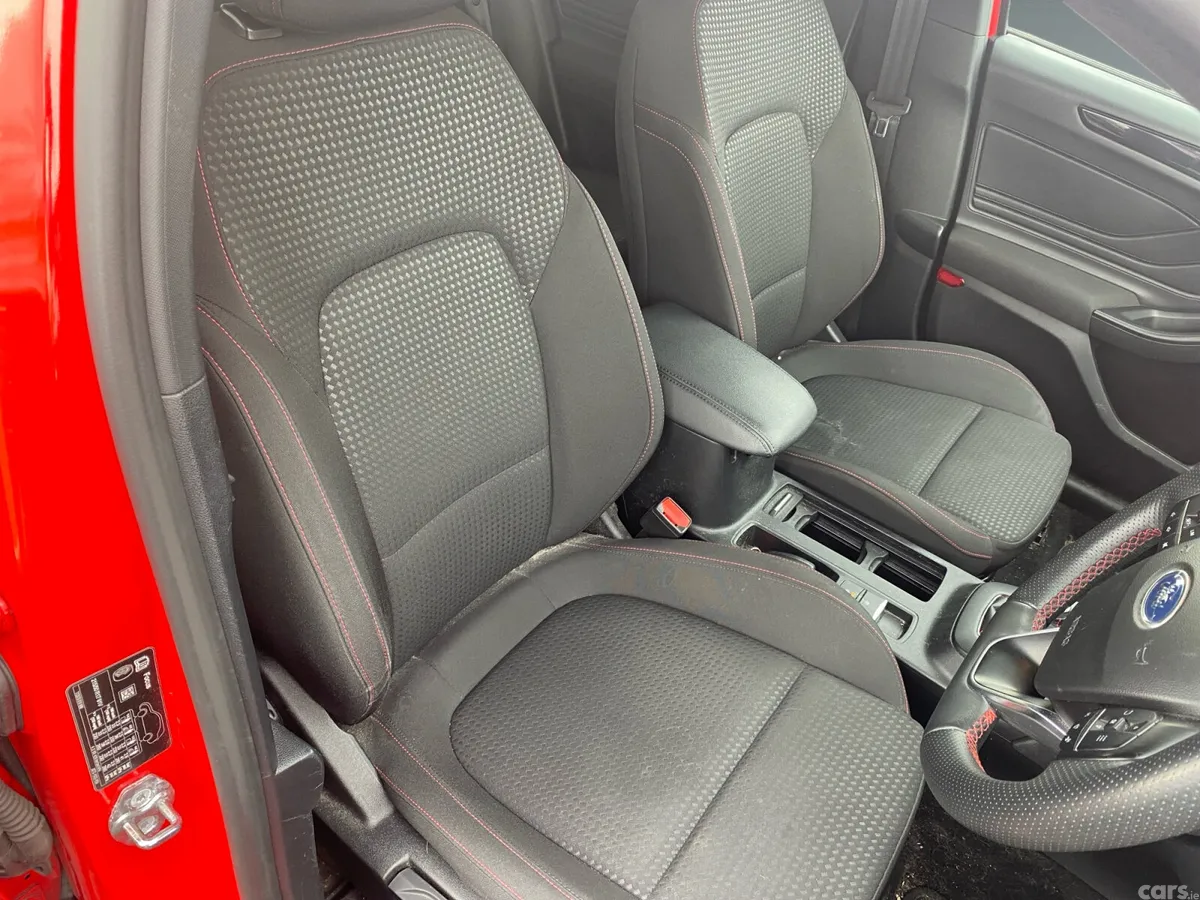 Ford Focus Hatchback, Diesel, 2021, Red