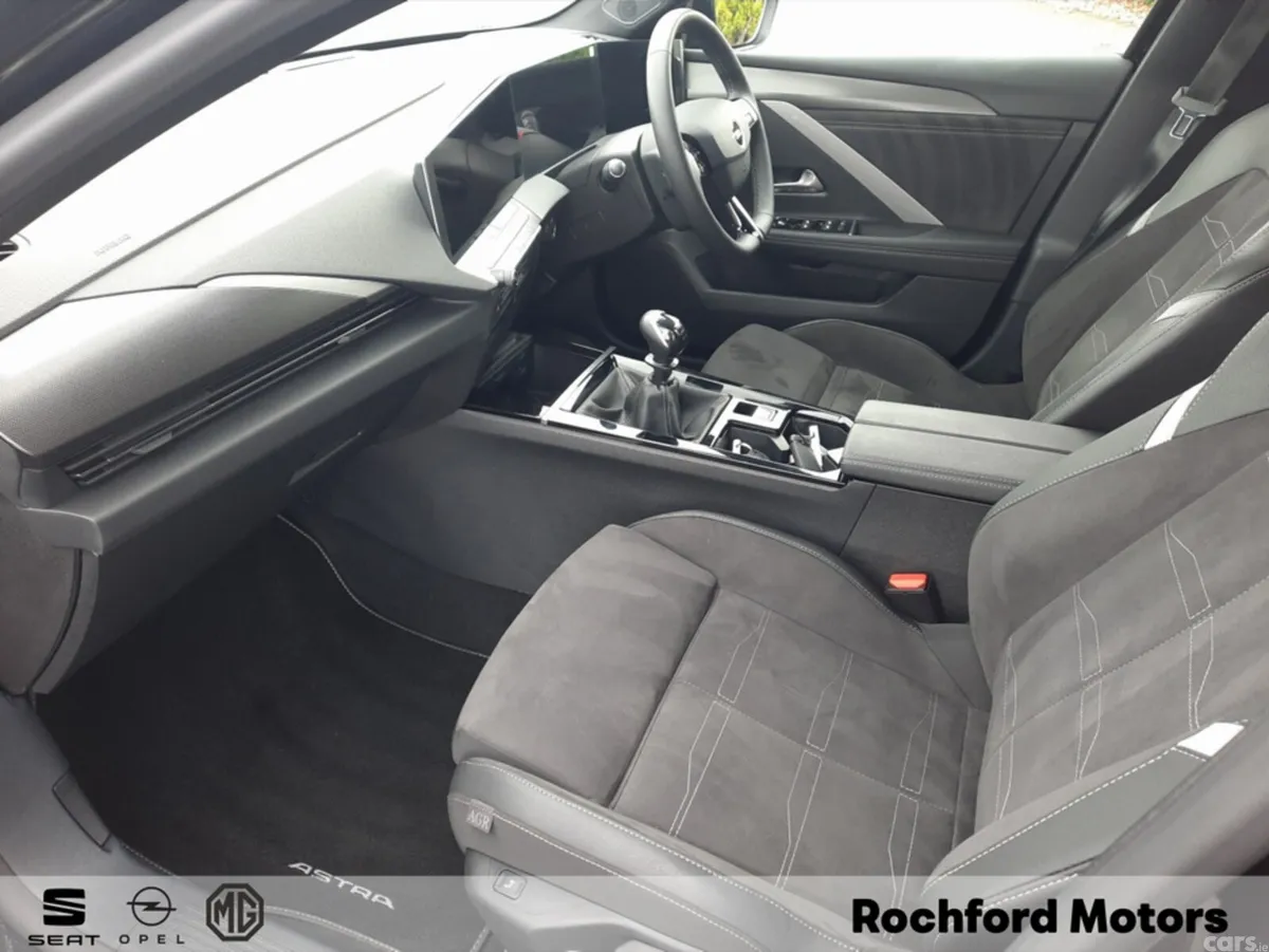 Opel Astra Hatchback, Petrol, 2024, Black