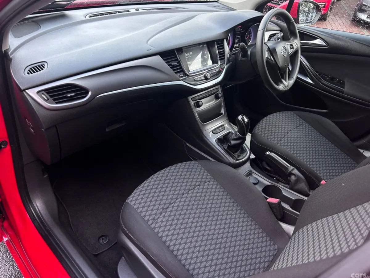 Opel Astra Hatchback, Petrol, 2017, Red