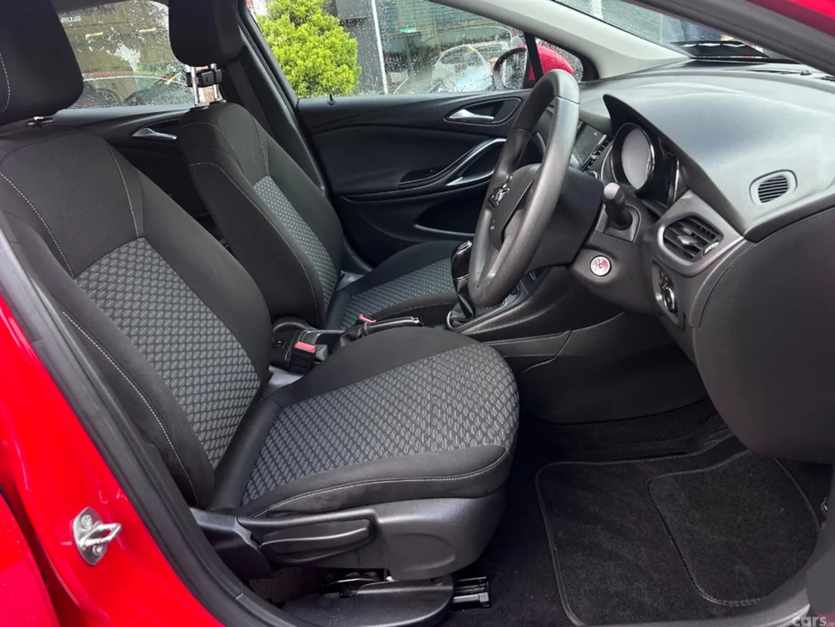 Opel Astra Hatchback, Petrol, 2017, Red