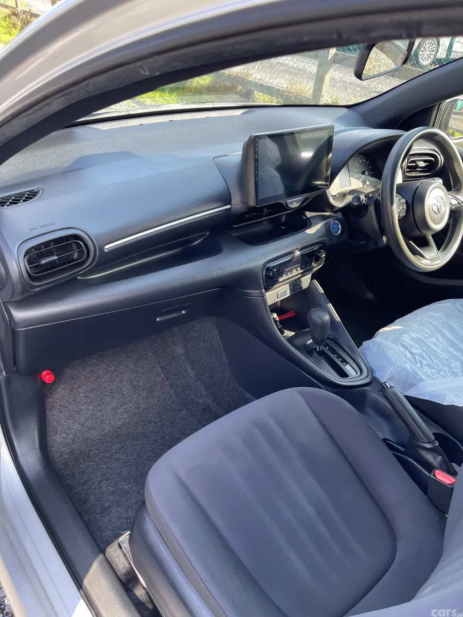 Toyota Yaris Hatchback, Petrol Hybrid, 2021, Silver
