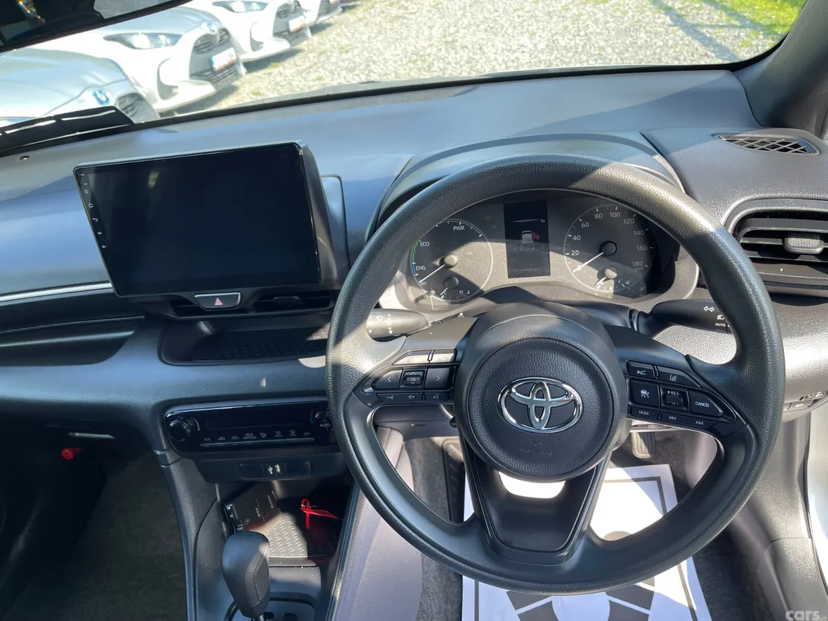 Toyota Yaris Hatchback, Petrol Hybrid, 2021, Silver