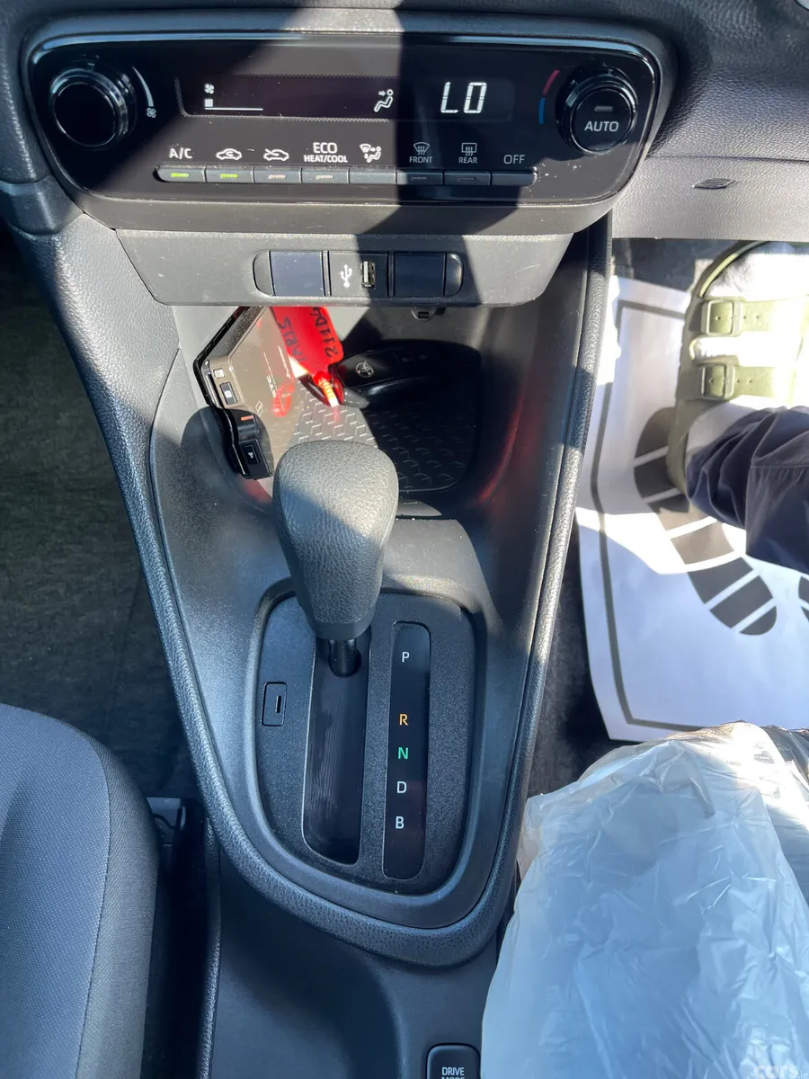Toyota Yaris Hatchback, Petrol Hybrid, 2021, Silver