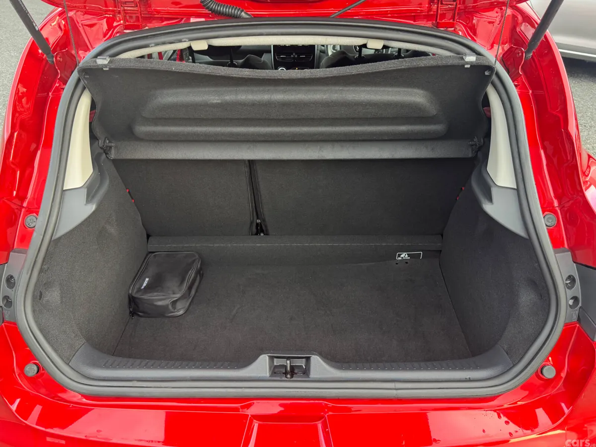 Renault Clio Hatchback, Petrol, 2015, Red