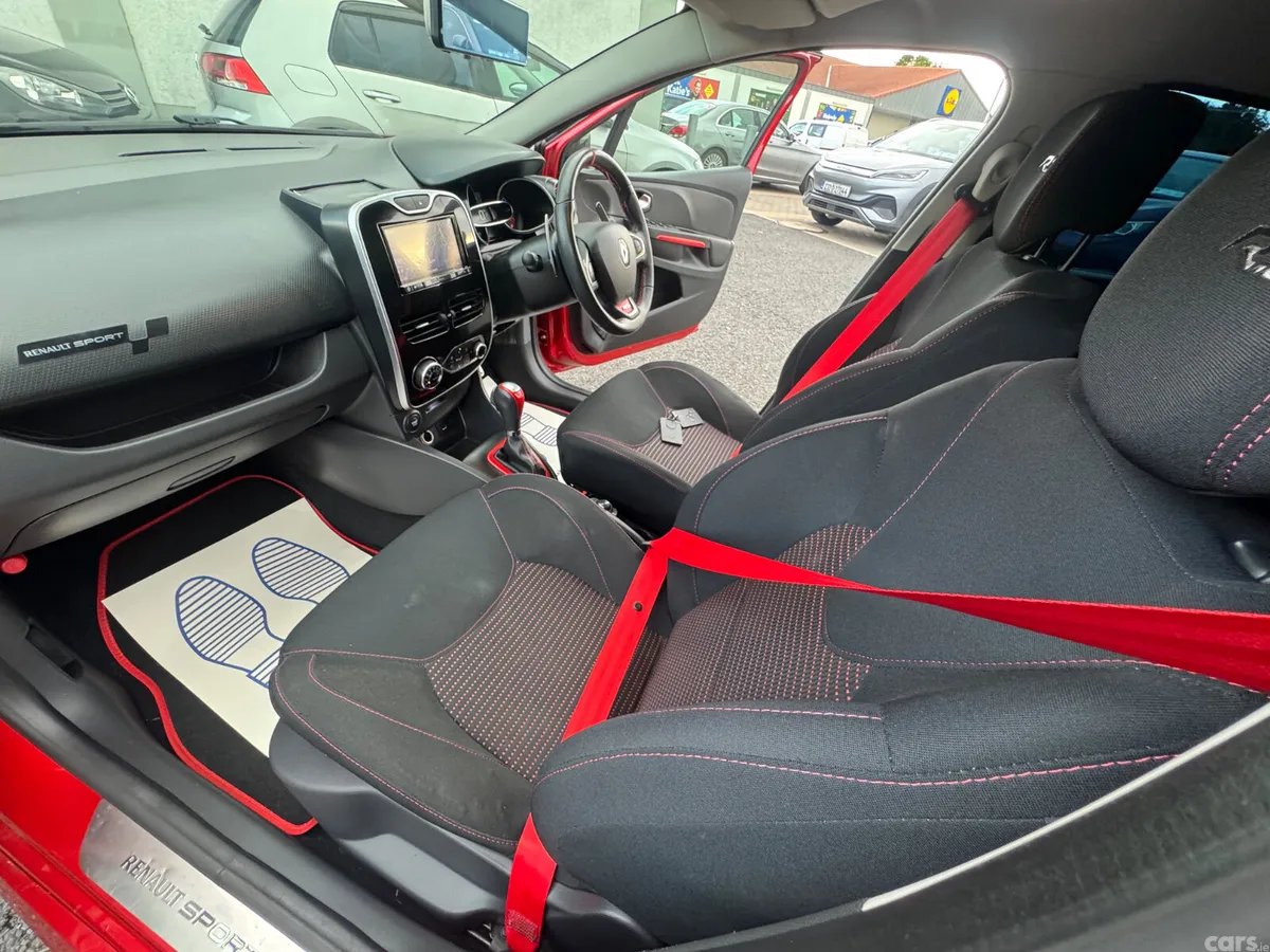 Renault Clio Hatchback, Petrol, 2015, Red