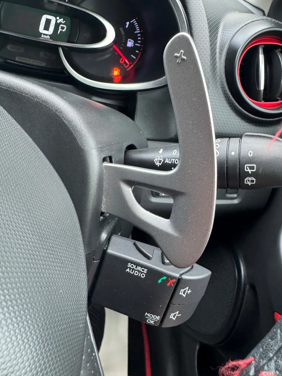 Renault Clio Hatchback, Petrol, 2015, Red